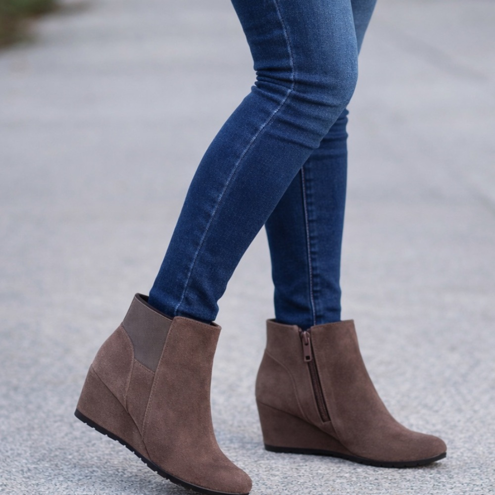 Clark’s Brown Suede Wedge Ankle Boots
Size 9